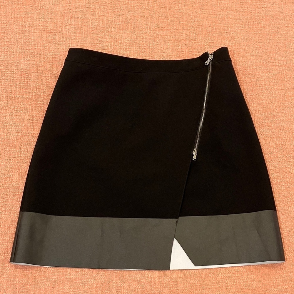 Club Monaco size 8 Black and Gray Mini Skirt with leatherette strip